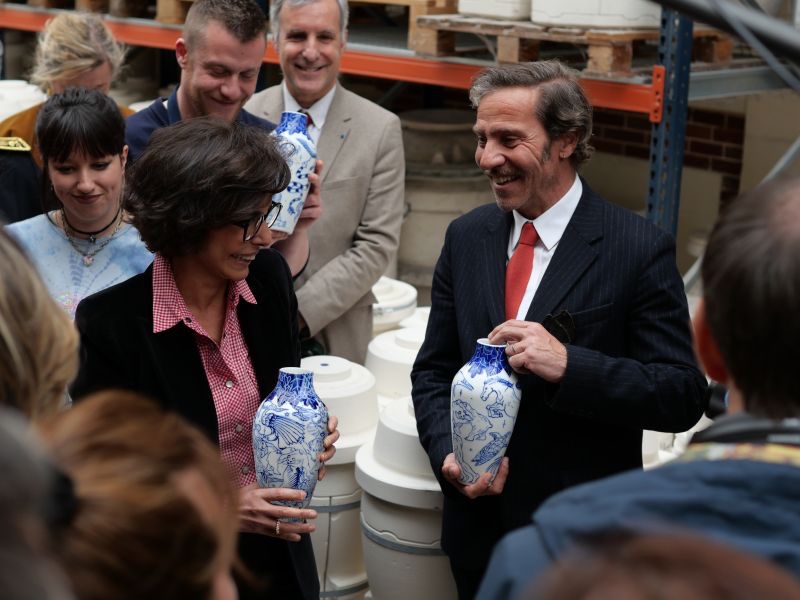 Rachida Dati ministre de la culture et René-Jacques Mayer, directeur général de la Cité de la céramiques de Sèvres et Limoges, tout deux tenant les vases de Domitille Siergé dans leurs mains